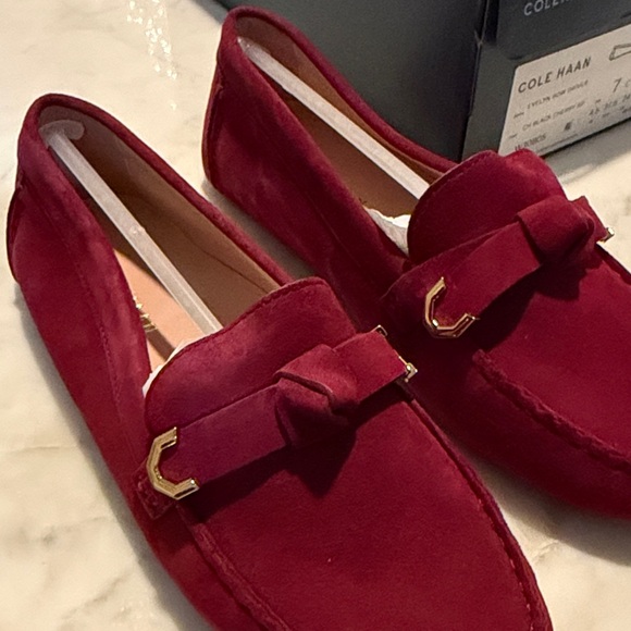 NEW Cole Haan Evelyn Bow Driver Black Cherry Suede Loafers 7 - Picture 3 of 6